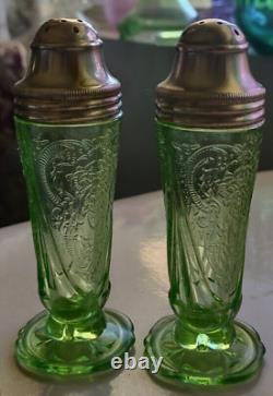 Hazel Atlas ROYAL LACE GREEN SALT & PEPPER SHAKERS EXC. VERY RARE STUNNING