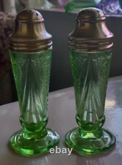 Hazel Atlas ROYAL LACE GREEN SALT & PEPPER SHAKERS EXC. VERY RARE STUNNING